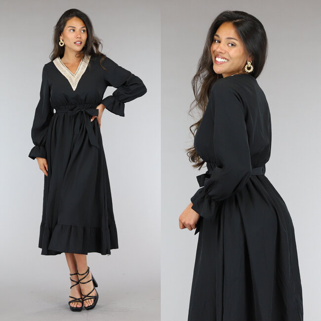 Langes schwarzes Kleid mit Boho-Ausschnitt und Gürtel