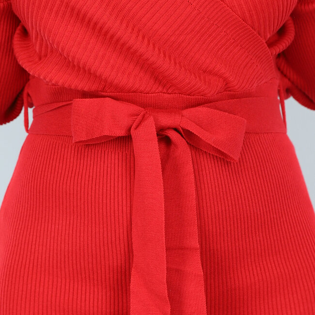 Rotes schulterfreies Rippenkleid mit Taillenband