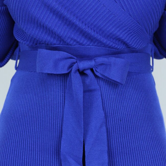 Blaues schulterfreies Rippenkleid mit Taillenband