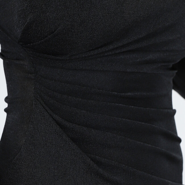 Langes schwarzes Kleid mit hohem Ausschnitt, Plissee und Schulterpolstern