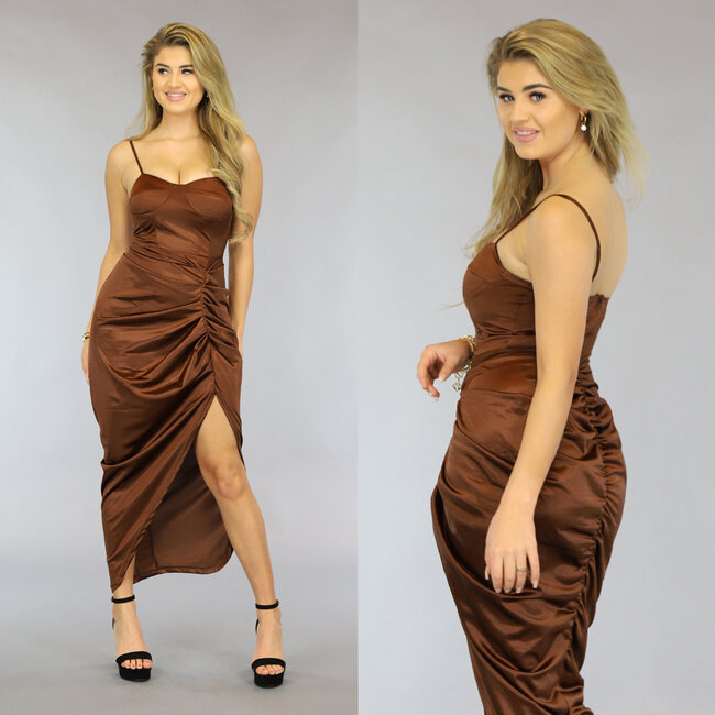 Braunes plissiertes Vokuhila-Satin-Kleid mit Schlitz