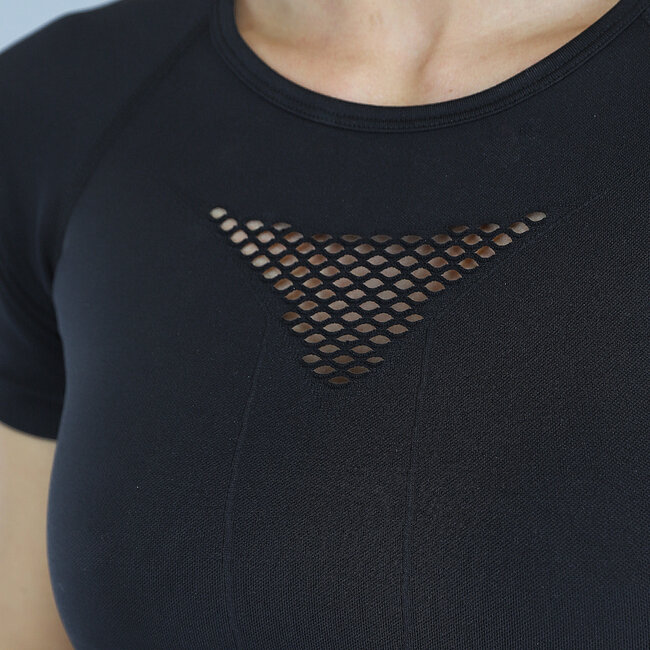Schwarzes Sporttop mit offenem Rücken