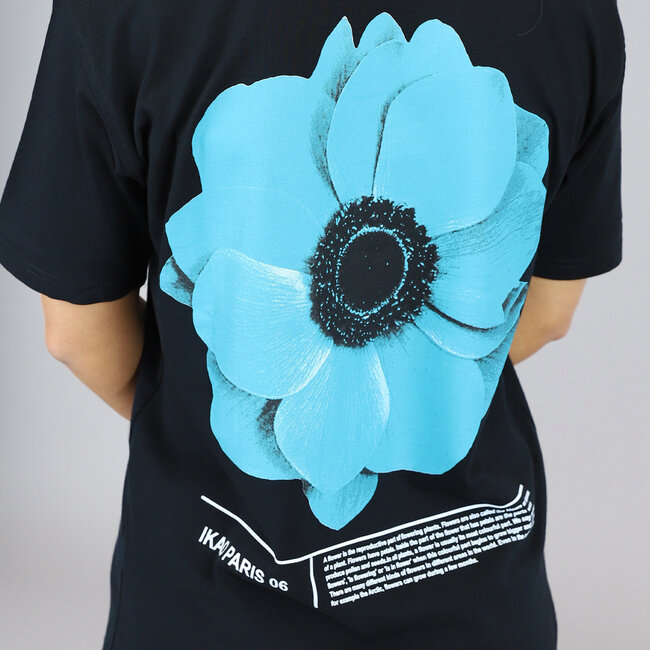 Schwarzes T-Shirt mit Blumen in Übergröße