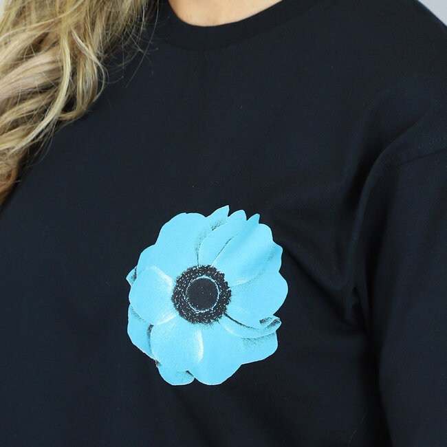 Schwarzes T-Shirt mit Blumen in Übergröße