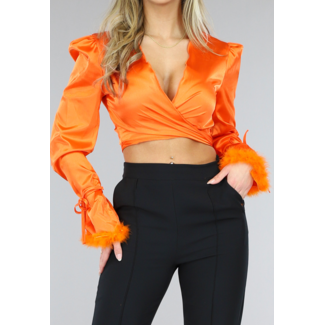 Orangefarbenes Satin-Wickeltop mit Federn