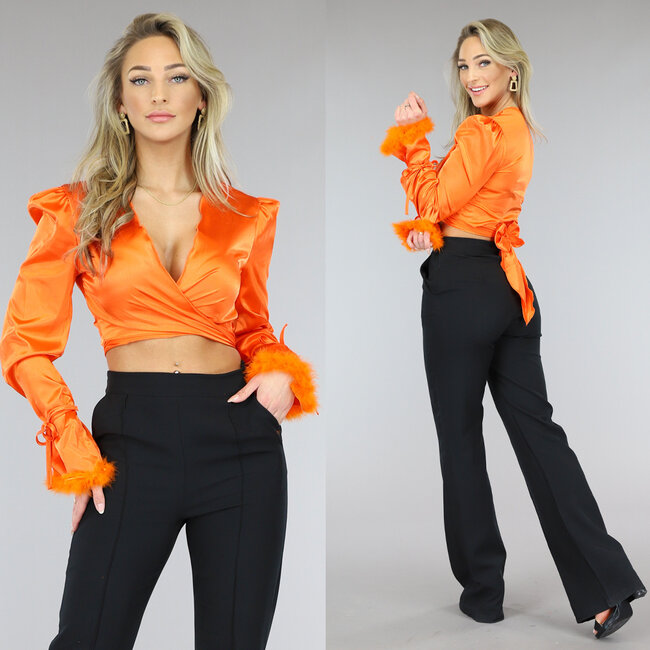 Orangefarbenes Satin-Wickeltop mit Federn