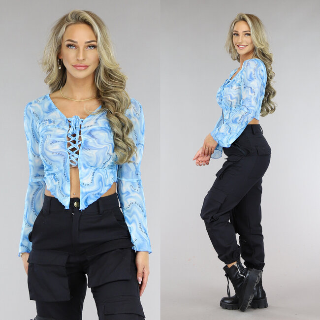 Blaues Flair-Top mit Marmordruck, Spitzeneinsatz und Flair-Ärmeln