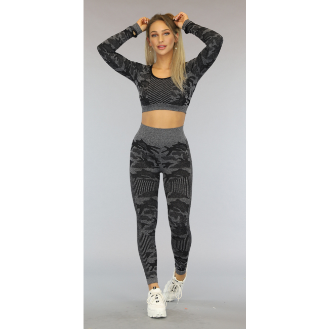 Graues Langarm-Sport-Set mit Camouflage-Aufdruck