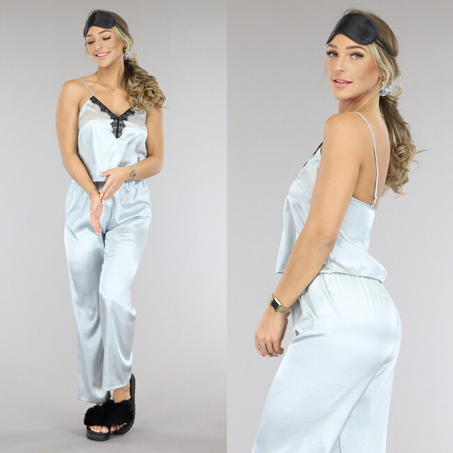 Hellblauer Satin-Pyjama mit Maske und Haargummi