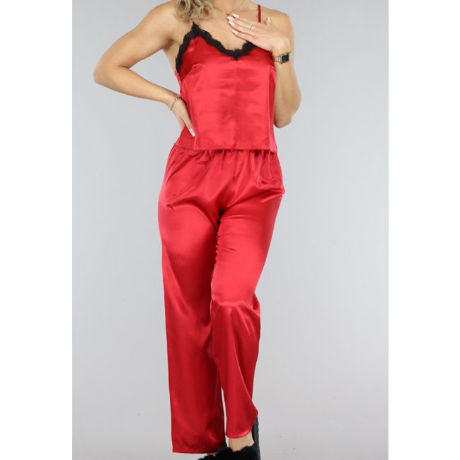 Roter Satin-Pyjama mit Maske und Haargummi