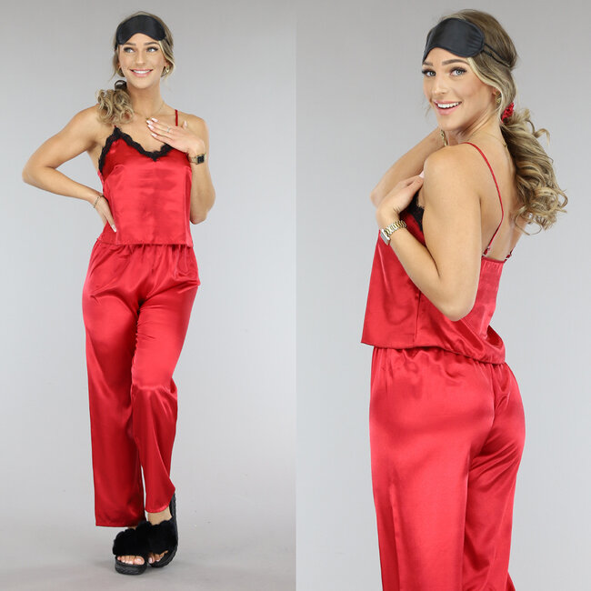 Roter Satin-Pyjama mit Maske und Haargummi