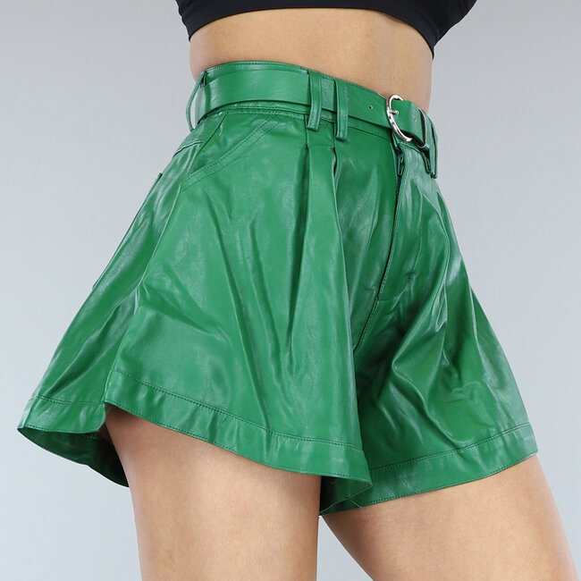 Grüne Paperbag-Shorts in Lederoptik mit Riemen