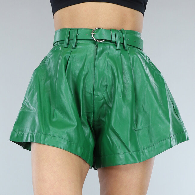 Grüne Paperbag-Shorts in Lederoptik mit Riemen