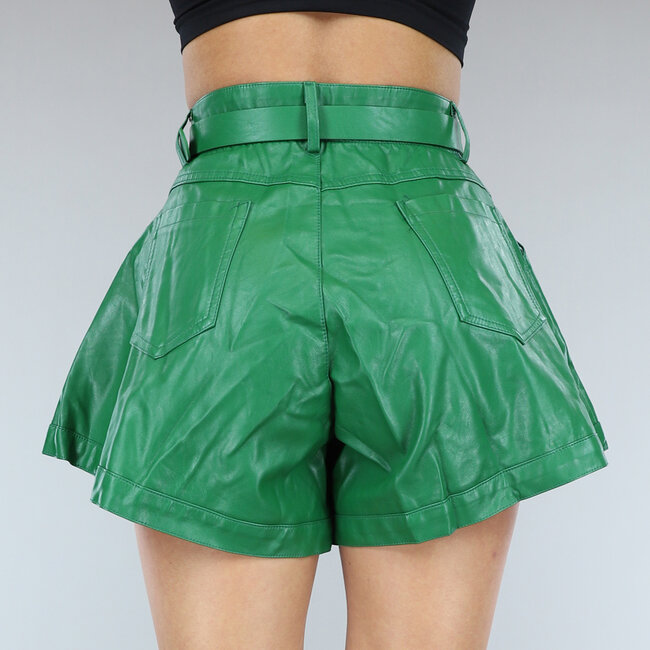 Grüne Paperbag-Shorts in Lederoptik mit Riemen