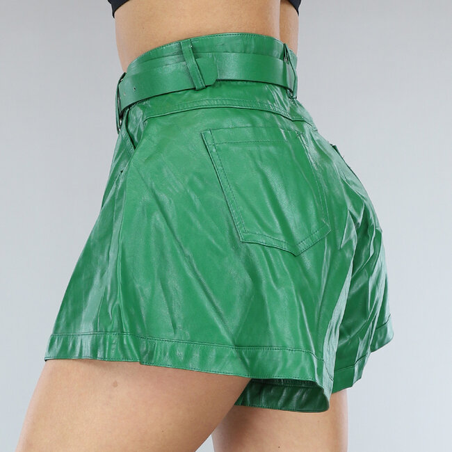 Grüne Paperbag-Shorts in Lederoptik mit Riemen