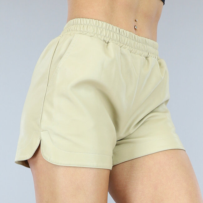 Beigefarbene Shorts in Lederoptik mit elastischem Band und hoher Taille