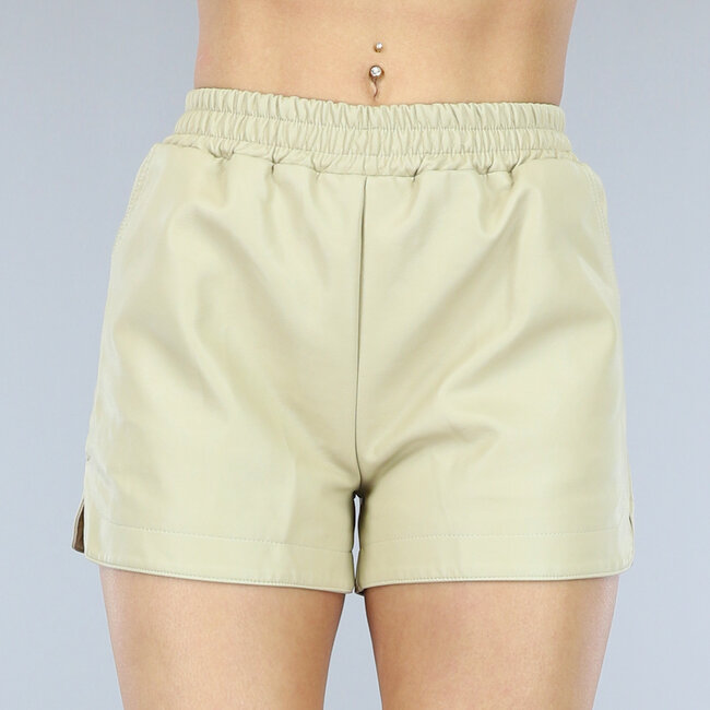 Beigefarbene Shorts in Lederoptik mit elastischem Band und hoher Taille