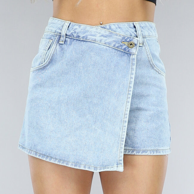 Hellblauer Denim-Skort mit Revers und schrägem Verschluss