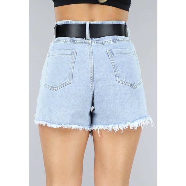 Hellblaue Ripped Jeans Short mit Gürtel