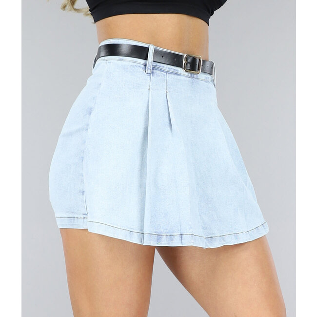 Hellblauer Skater-Skort mit Riemen