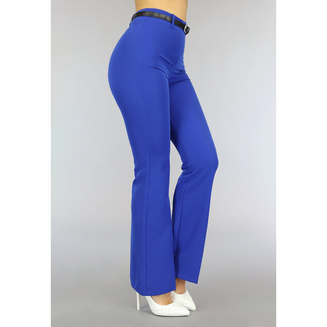 Blaue Hose mit weitem Bein und Gürtel