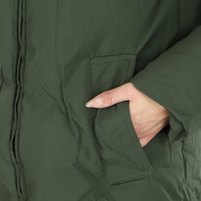 Armeegrüner gefütterter Wintermantel mit hohem Kragen