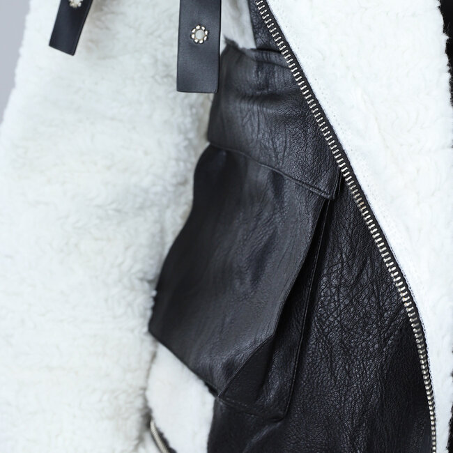 Schwarz/weißer Lammy Coat mit Teddy- und Lederoptik-Details