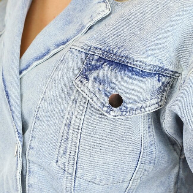 Gekürzte Jeansjacke mit Druckknopfverschluss