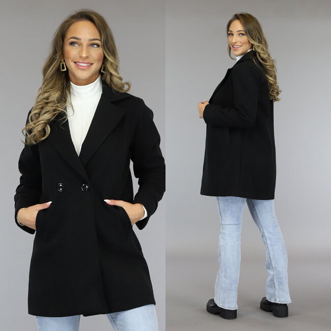 Einfacher schwarzer Trenchcoat mit Taschen