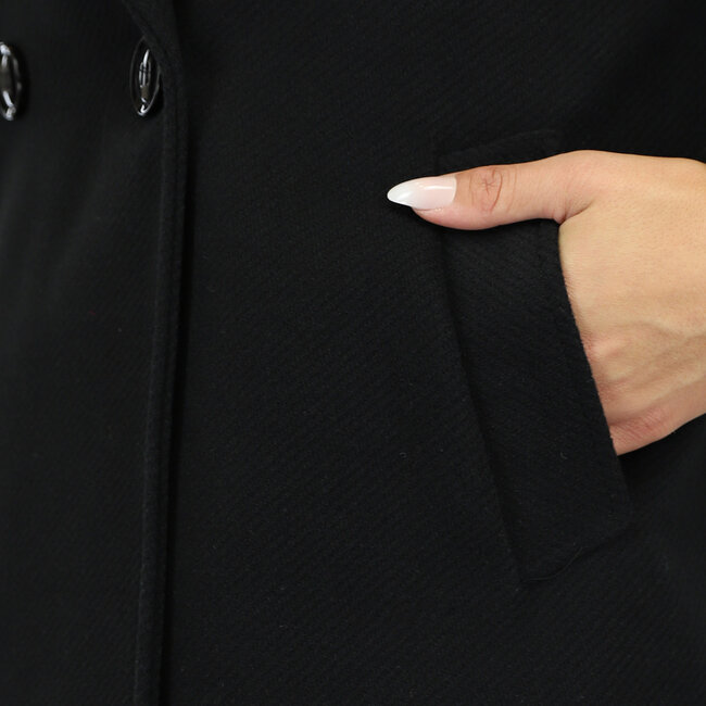 Einfacher schwarzer Trenchcoat mit Taschen