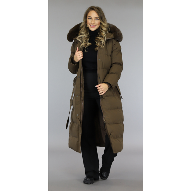 Lange braune gesteppte Winterjacke mit Taillengürtel und Pelzkragen