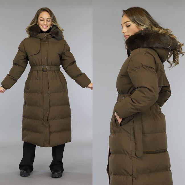 Lange braune gesteppte Winterjacke mit Taillengürtel und Pelzkragen