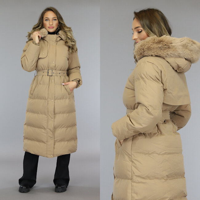 Lange Kamel-Steppwinterjacke mit Taillengürtel und Pelzkragen