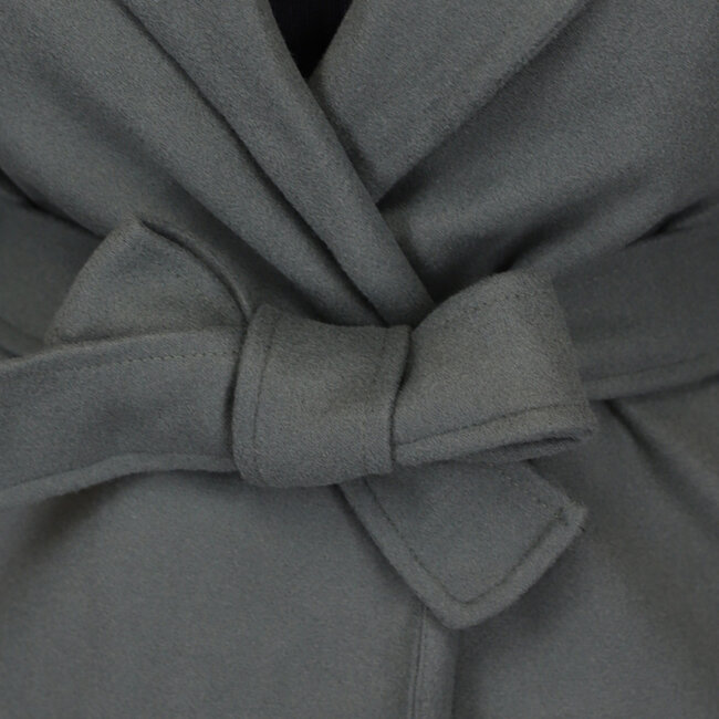 Khakifarbener langer Basic-Mantel mit Taillenband