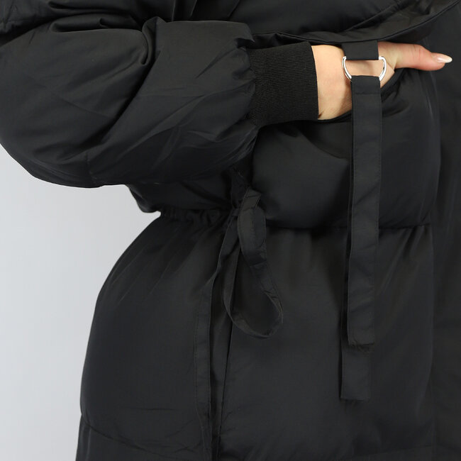 Lange schwarze Pufferjacke mit Schleifendetails