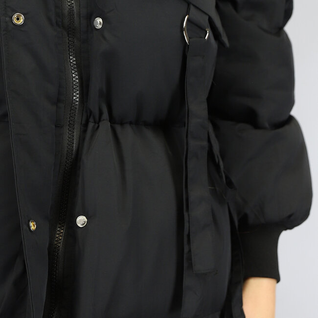 Lange schwarze Pufferjacke mit Schleifendetails