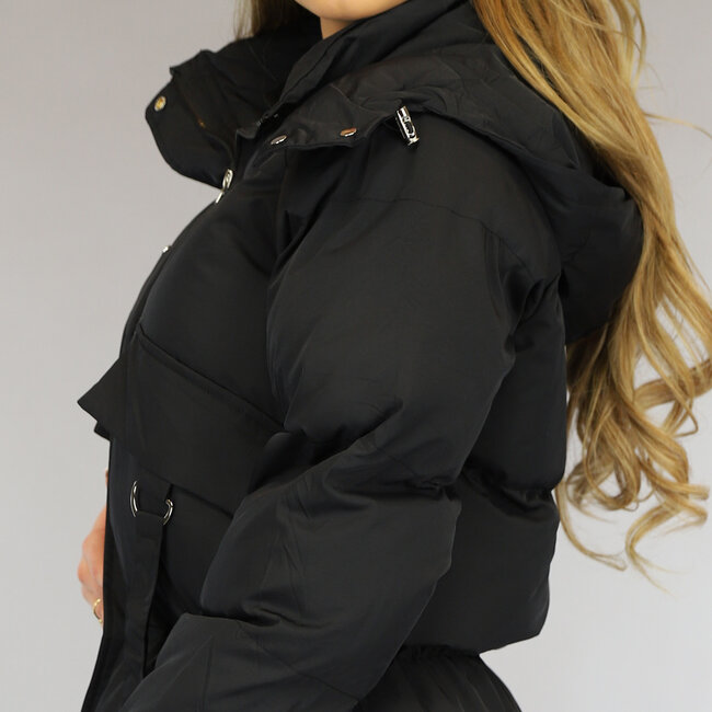 Lange schwarze Pufferjacke mit Schleifendetails