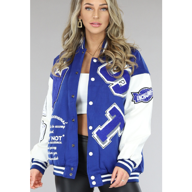 Blaue Varsity-Jacke mit Abzeichen