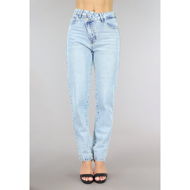 Hellblaue Jeans mit schrägem Verschluss