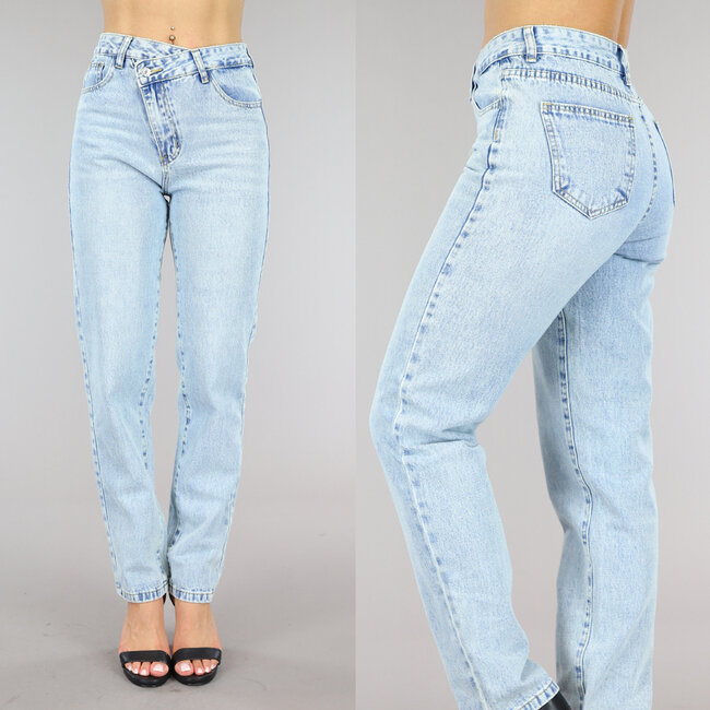 Hellblaue Jeans mit schrägem Verschluss