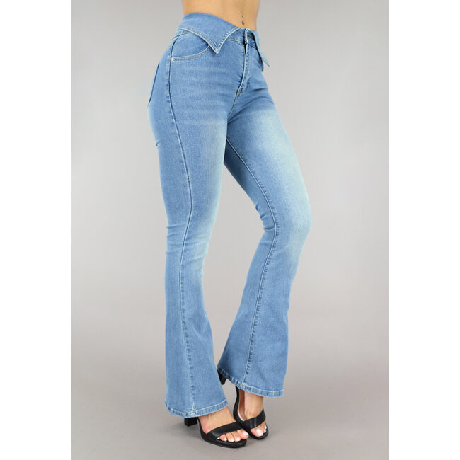 Blaue Flair-Jeans mit umgeschlagener Taille