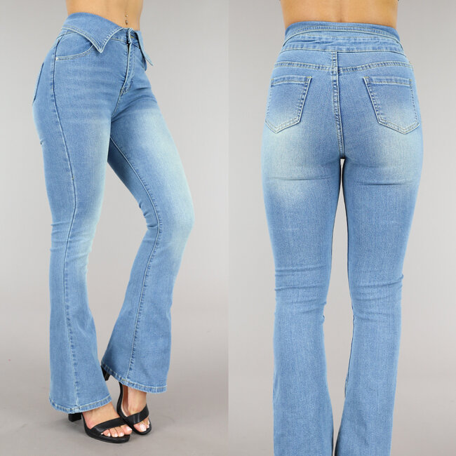 Blaue Flair-Jeans mit umgeschlagener Taille