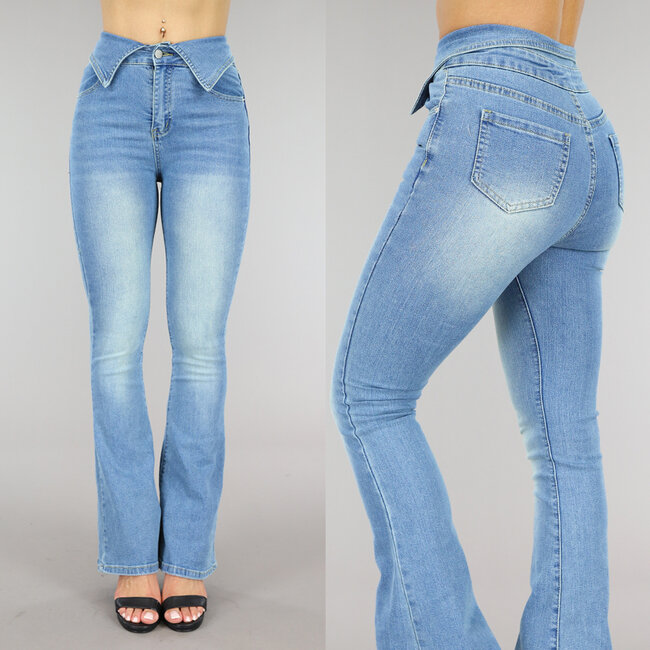 Blaue Flair-Jeans mit umgeschlagener Taille