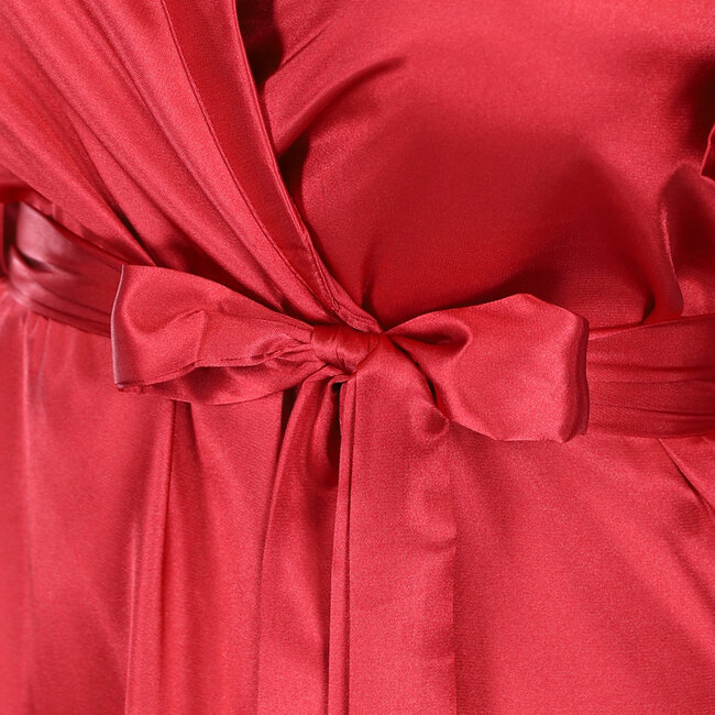 Roter Satin-Kimono mit Taillenband