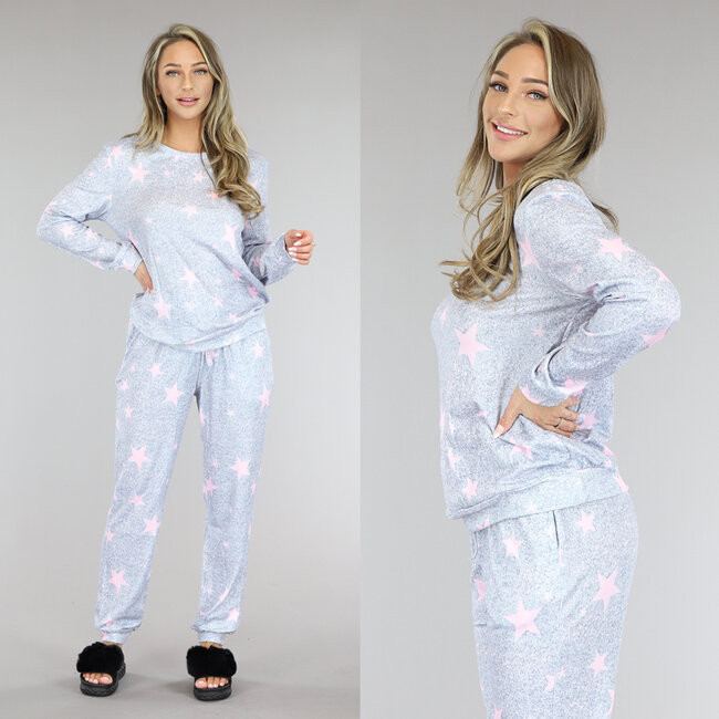 Bequemer grauer Pyjama mit rosa Sternen