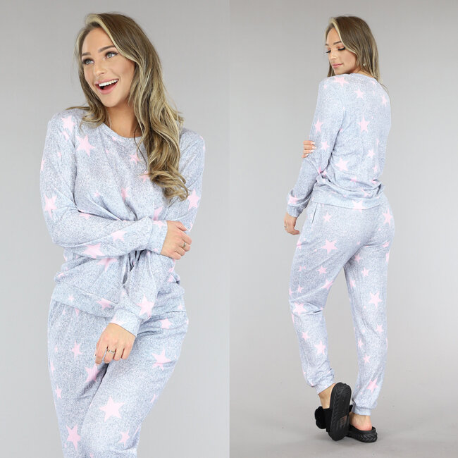 Bequemer grauer Pyjama mit rosa Sternen