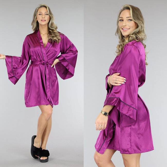 Lila Satin Kimono mit ausgestellten Ärmeln