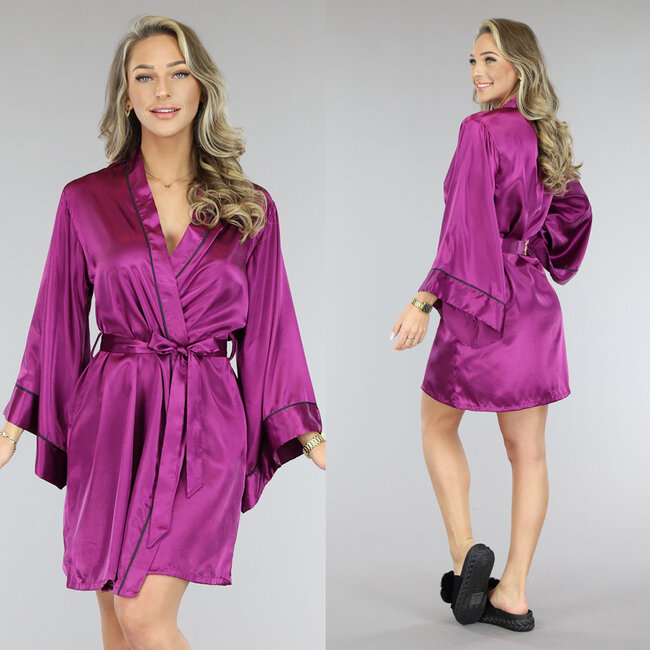 Lila Satin Kimono mit ausgestellten Ärmeln