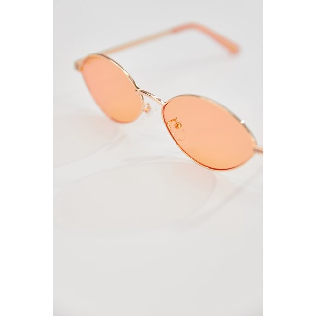 Ovale Sonnenbrille mit orangefarbenen Gläsern