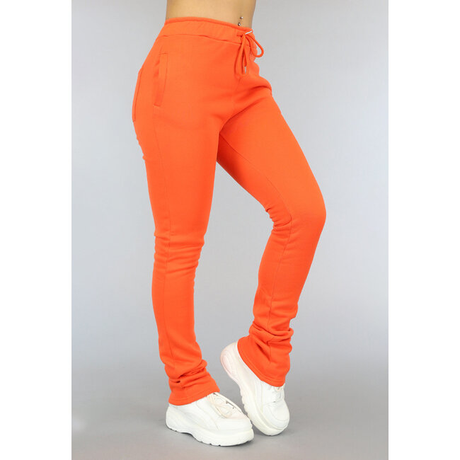 Orangefarbene Jeans mit plissierten Beinen